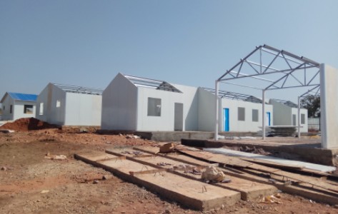 Instalación sin problemas de componentes de viviendas de contenedores en un proyecto de construcción en Etiopía