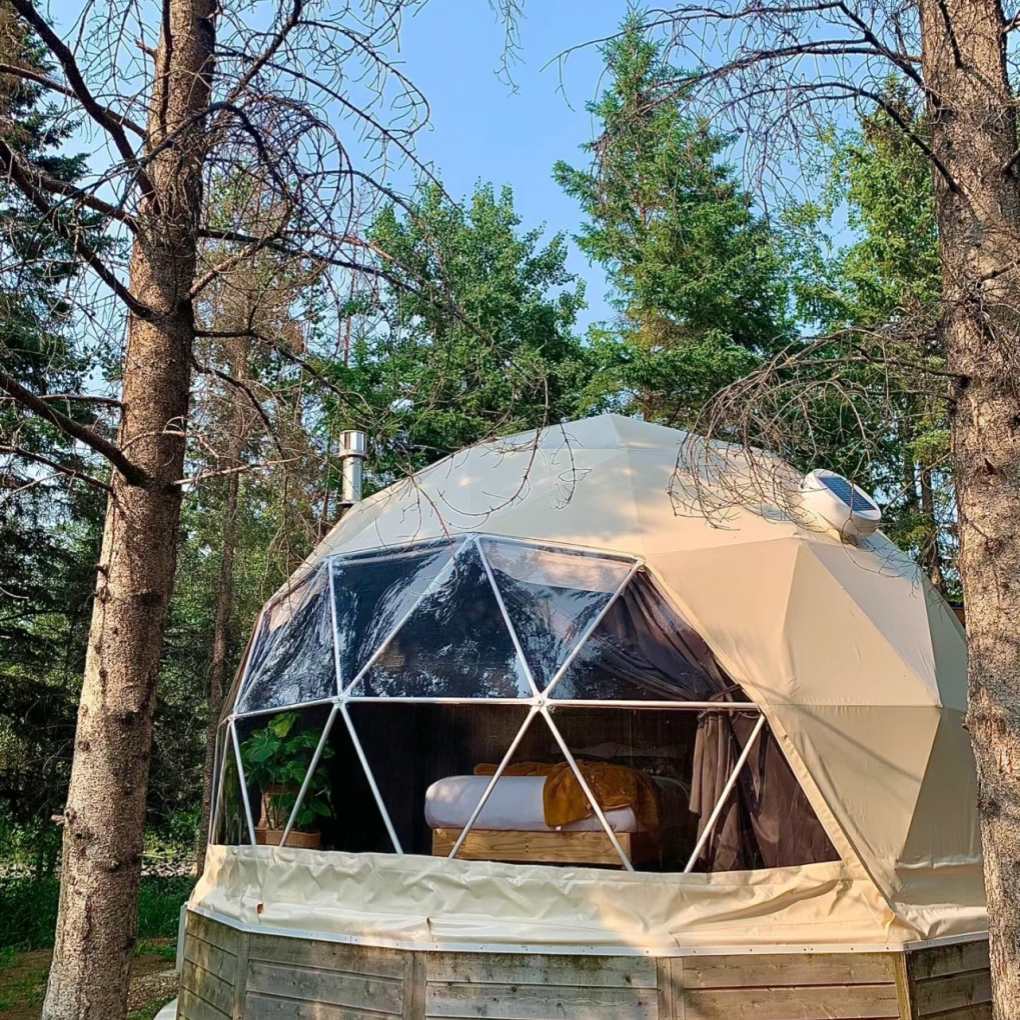 Tienda de lujo con cúpula circular y glamping para fiestas en ELK Island Retreat