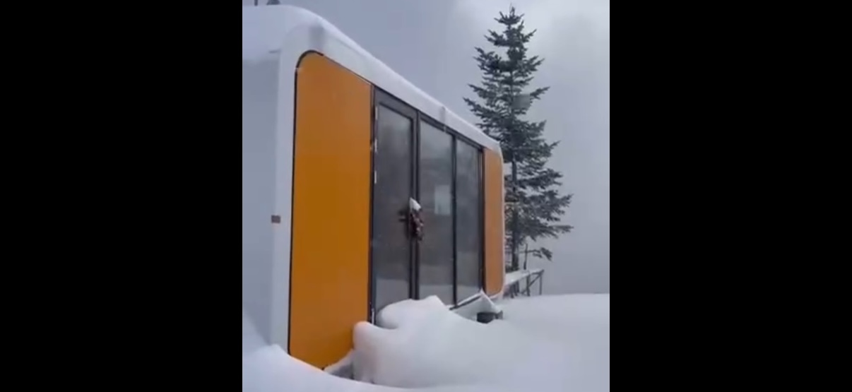 Casa contenedor de cápsula espacial: un hogar cálido en la nieve de Hokkaido