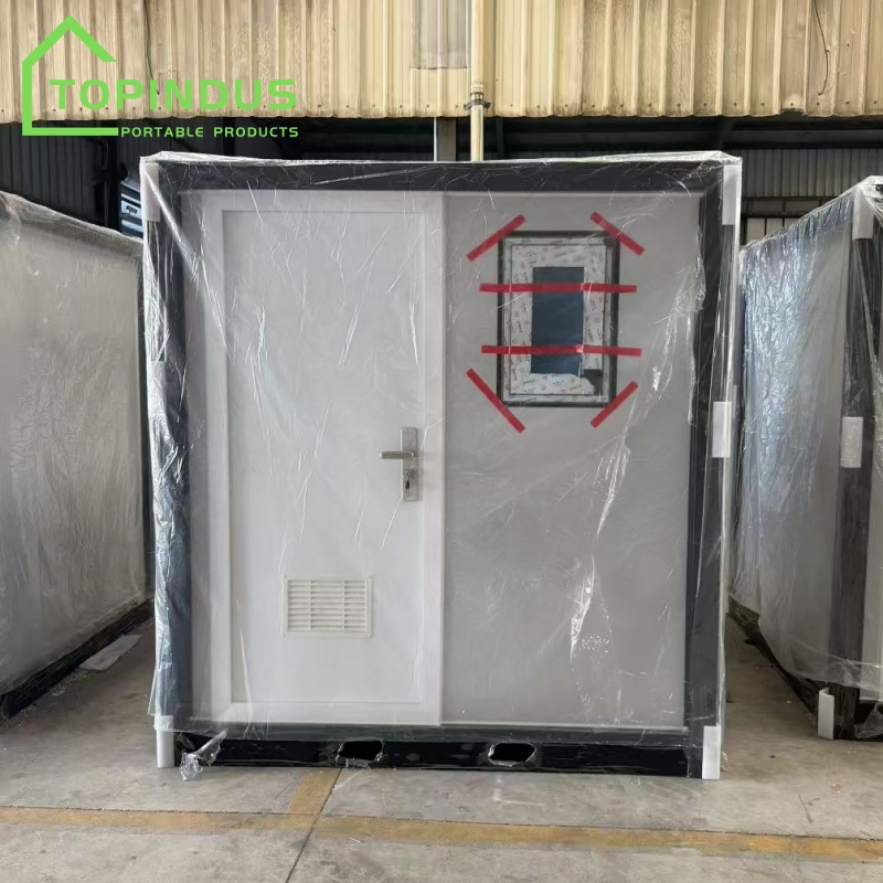 Inodoro de baño en contenedor pequeño, personalizado para un cliente australiano.