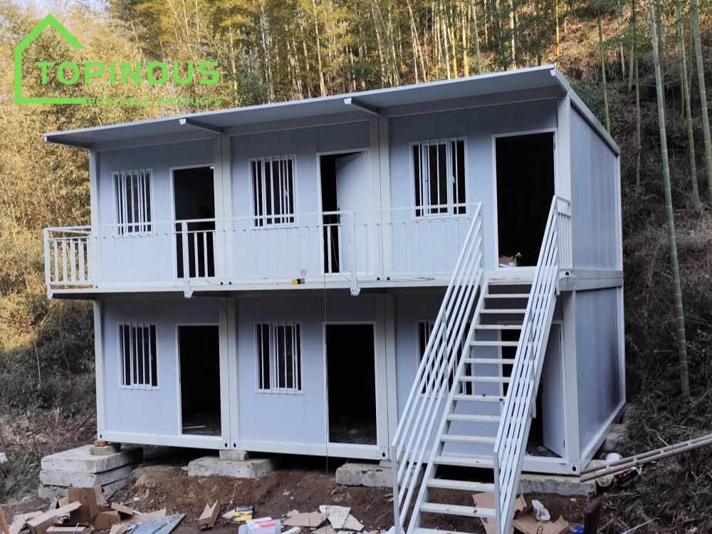 Proyecto de casa contenedor desmontable de dos plantas a medida en Indonesia