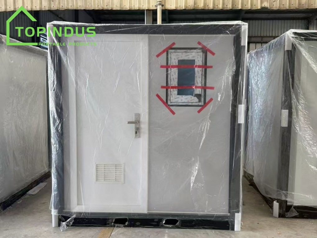 Inodoro de baño en contenedor pequeño, personalizado para un cliente australiano.