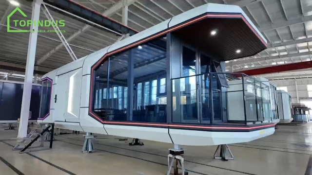La vida moderna comienza con una casa cápsula espacial.